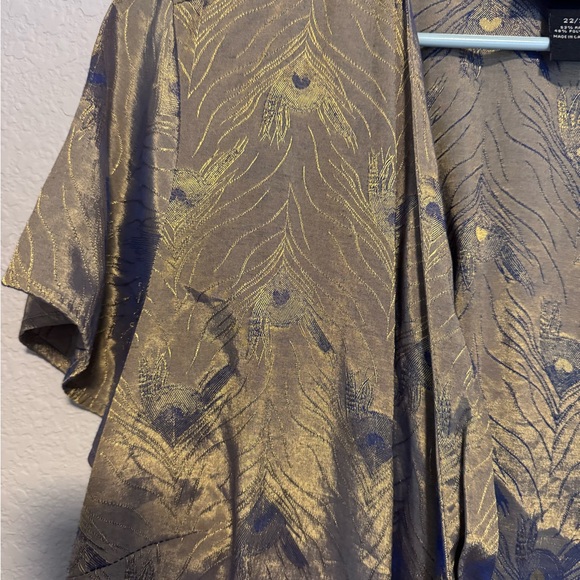 Vintage Y2K
Lane Bryant Gold Peacock Patterned Wrap Top 22/24 - Picture 3 of 4